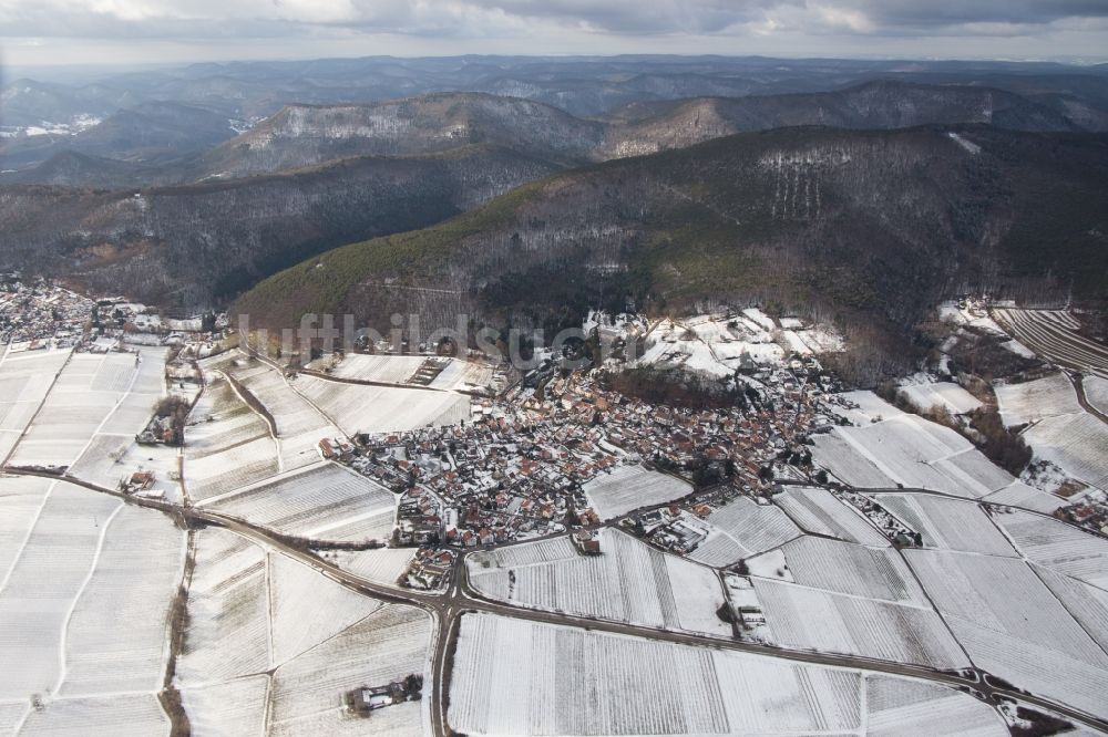 Luftaufnahme Gleisweiler - Winterluftbild Dorf - Ansicht am Rande von Feldern in Gleisweiler im Bundesland Rheinland-Pfalz, Deutschland