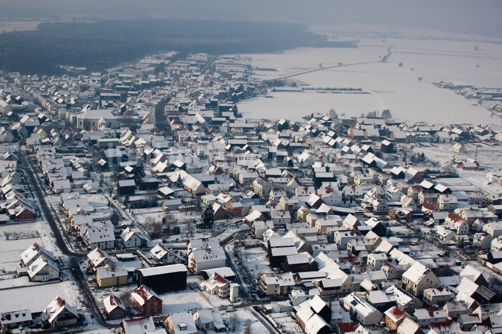 Hatzenbühl von oben - Winterluftbild Dorf - Ansicht am Rande von Feldern in Hatzenbühl im Bundesland Rheinland-Pfalz, Deutschland