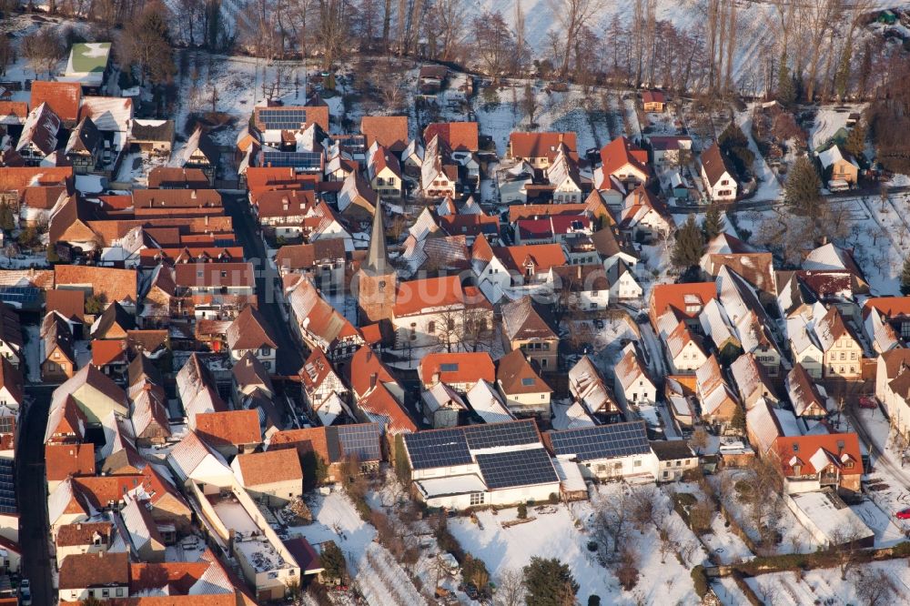 Luftbild Heuchelheim-Klingen - Winterluftbild Dorf - Ansicht am Rande von Feldern im Ortsteil Heuchelheim in Heuchelheim-Klingen im Bundesland Rheinland-Pfalz, Deutschland