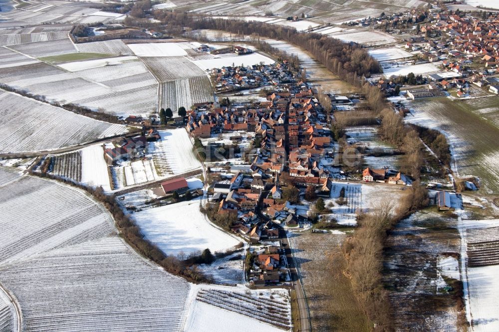 Heuchelheim-Klingen aus der Vogelperspektive: Winterluftbild Dorf - Ansicht am Rande von Feldern im Ortsteil Klingen in Heuchelheim-Klingen im Bundesland Rheinland-Pfalz, Deutschland