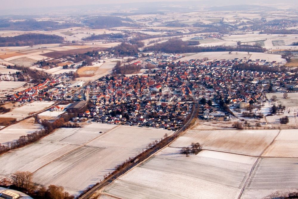 Kraichtal aus der Vogelperspektive: Winterluftbild Dorf - Ansicht am Rande von Feldern im Ortsteil Münzesheim in Kraichtal im Bundesland Baden-Württemberg, Deutschland