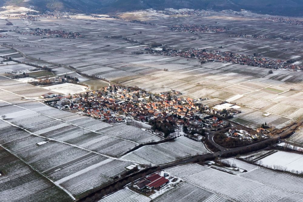 Walsheim von oben - Winterluftbild Dorf - Ansicht am Rande von Feldern in Walsheim im Bundesland Rheinland-Pfalz, Deutschland