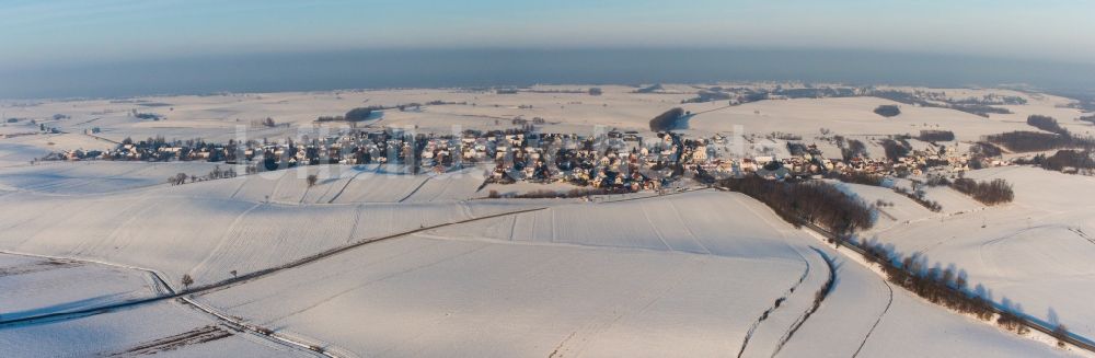 Wintzenbach aus der Vogelperspektive: Winterluftbild Dorf - Ansicht am Rande von Feldern in Wintzenbach in Grand Est, Frankreich