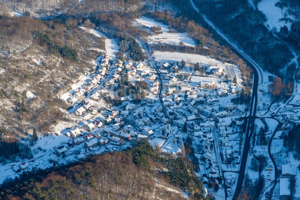 Waldhambach aus der Vogelperspektive: Winterluftbild Dorf - Ansicht in Waldhambach im Bundesland Rheinland-Pfalz, Deutschland