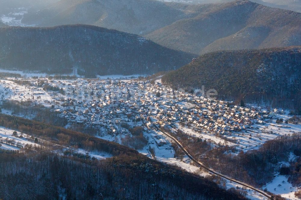 Wernersberg aus der Vogelperspektive: Winterluftbild Dorf - Ansicht in Wernersberg im Bundesland Rheinland-Pfalz, Deutschland