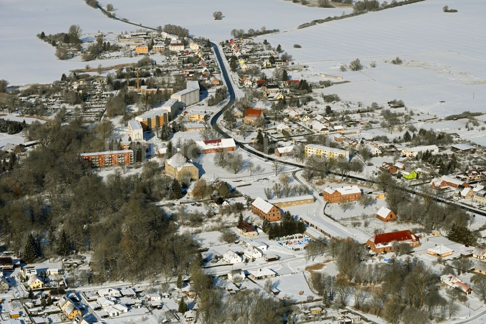 Luftbild Cölpin - Winterluftbild Dorfkern am Feldrand in Cölpin im Bundesland Mecklenburg-Vorpommern, Deutschland