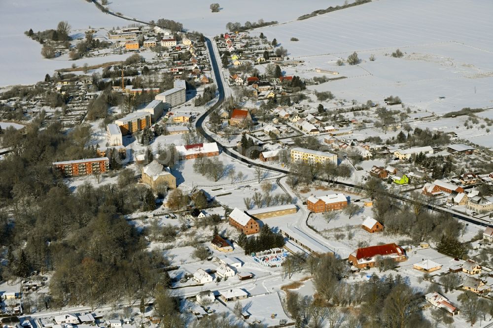 Luftaufnahme Cölpin - Winterluftbild Dorfkern am Feldrand in Cölpin im Bundesland Mecklenburg-Vorpommern, Deutschland