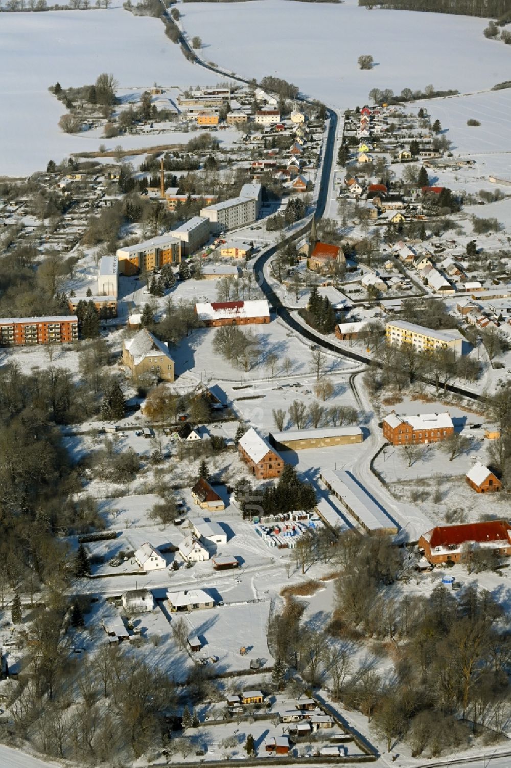 Cölpin von oben - Winterluftbild Dorfkern am Feldrand in Cölpin im Bundesland Mecklenburg-Vorpommern, Deutschland