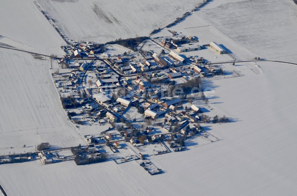 Luftaufnahme Dalchau - Winterluftbild Dorfkern am Feldrand in Dalchau im Bundesland Sachsen-Anhalt, Deutschland