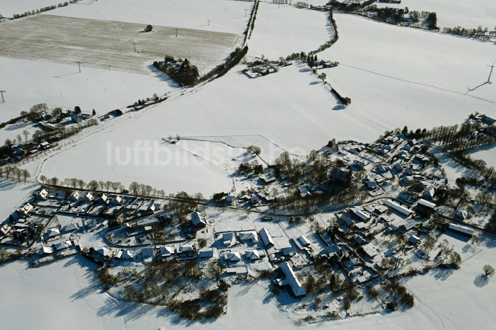 Kenz aus der Vogelperspektive: Winterluftbild Dorfkern am Feldrand in Kenz im Bundesland Mecklenburg-Vorpommern, Deutschland