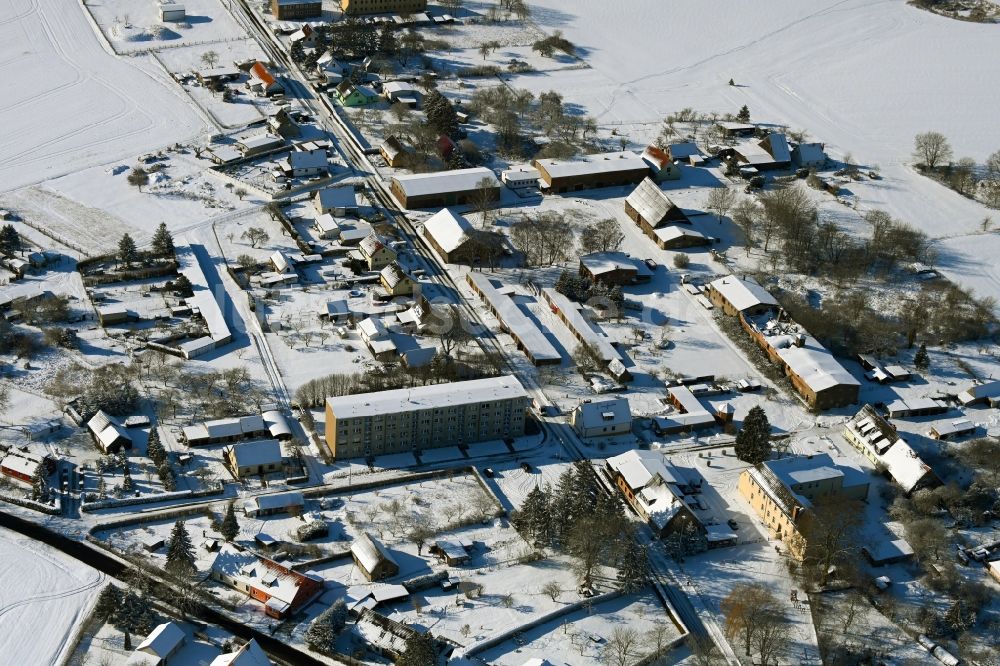 Kletzin aus der Vogelperspektive: Winterluftbild Dorfkern am Feldrand in Kletzin im Bundesland Mecklenburg-Vorpommern, Deutschland