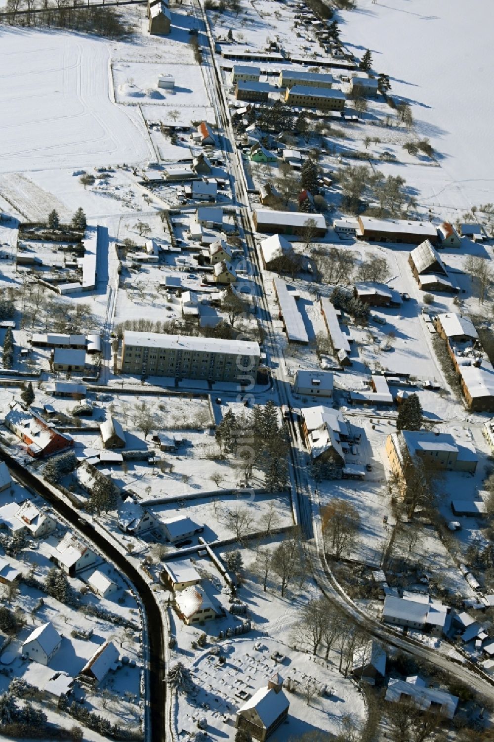 Luftbild Kletzin - Winterluftbild Dorfkern am Feldrand in Kletzin im Bundesland Mecklenburg-Vorpommern, Deutschland