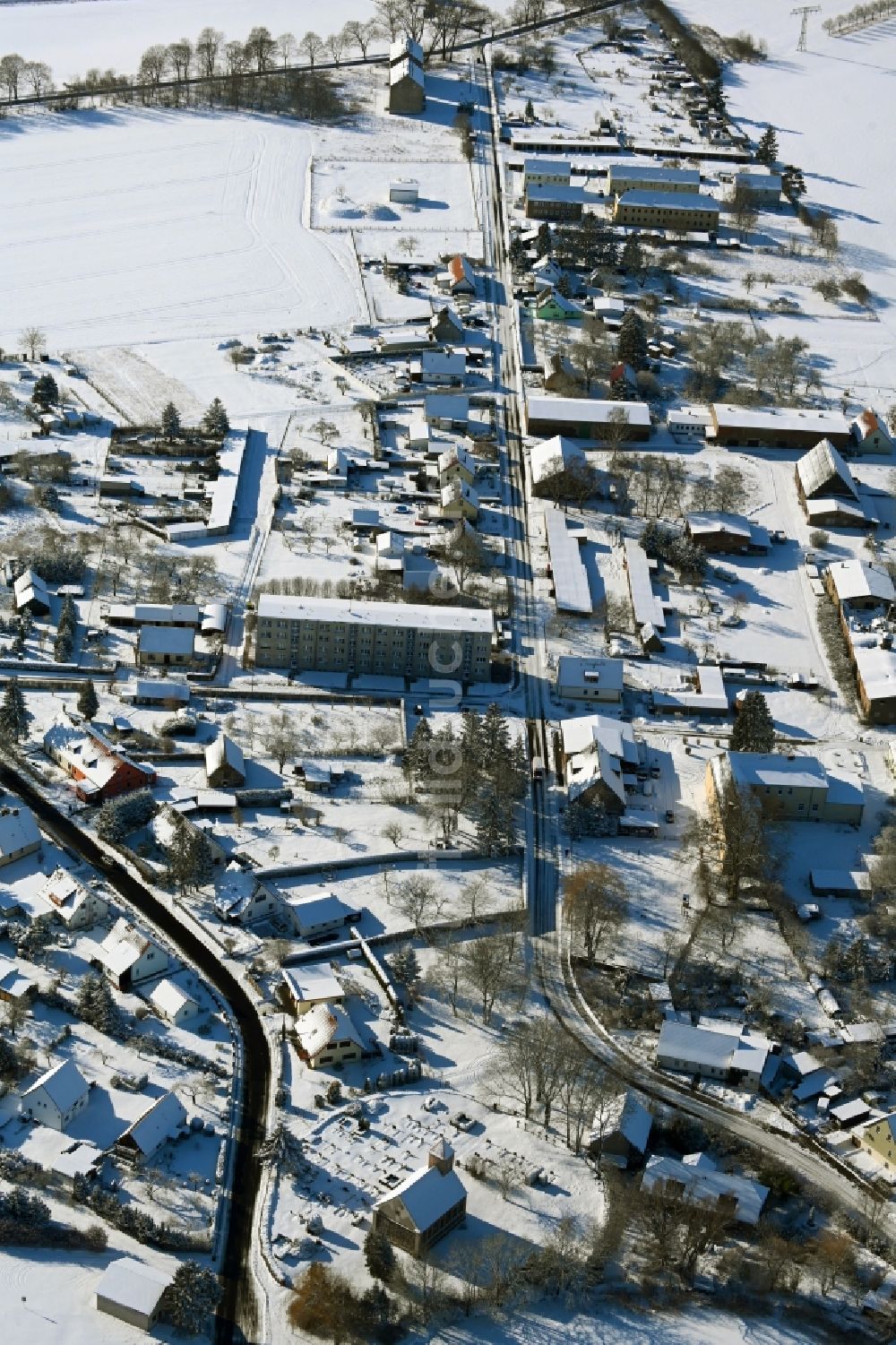 Luftaufnahme Kletzin - Winterluftbild Dorfkern am Feldrand in Kletzin im Bundesland Mecklenburg-Vorpommern, Deutschland