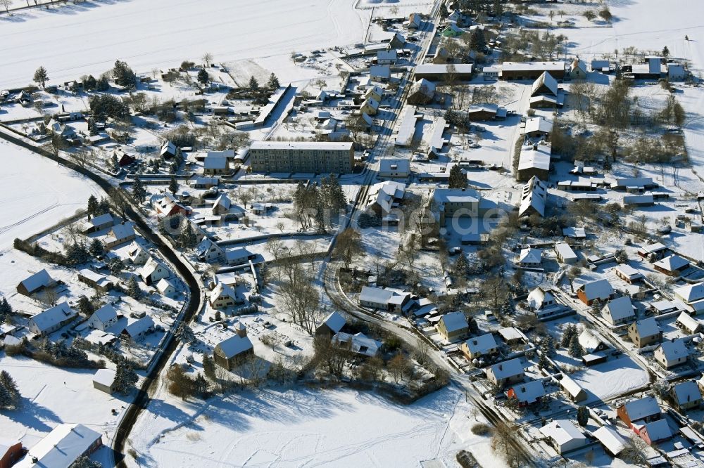 Kletzin von oben - Winterluftbild Dorfkern am Feldrand in Kletzin im Bundesland Mecklenburg-Vorpommern, Deutschland