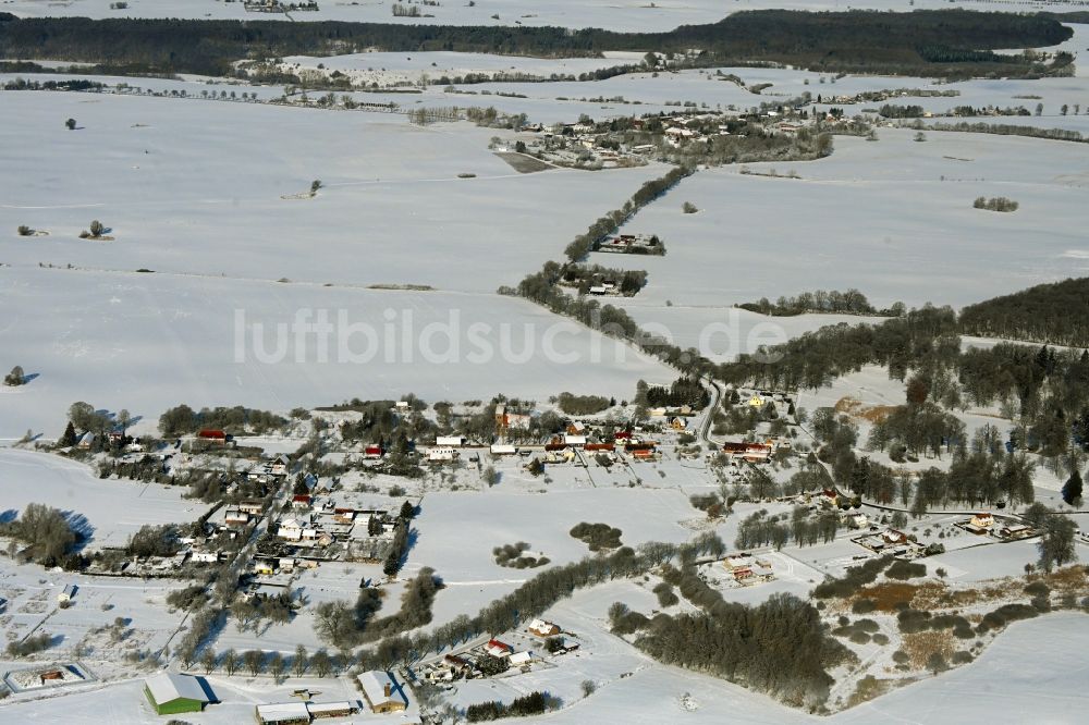 Krumbeck aus der Vogelperspektive: Winterluftbild Dorfkern am Feldrand in Krumbeck im Bundesland Mecklenburg-Vorpommern, Deutschland