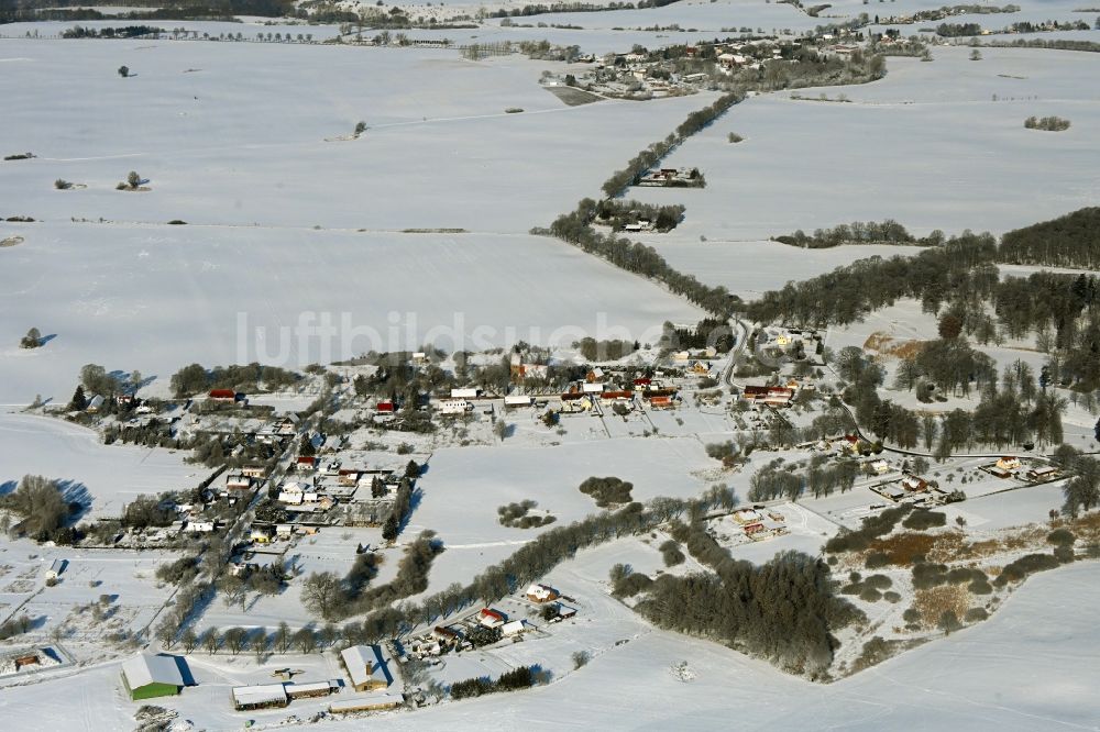 Luftbild Krumbeck - Winterluftbild Dorfkern am Feldrand in Krumbeck im Bundesland Mecklenburg-Vorpommern, Deutschland