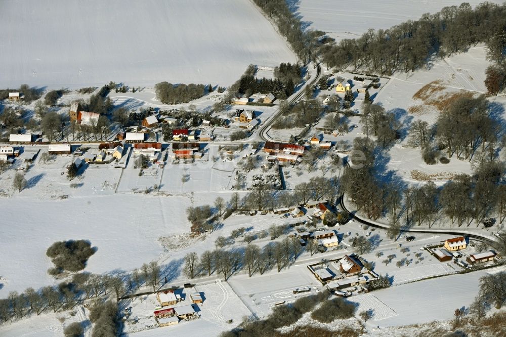 Luftaufnahme Krumbeck - Winterluftbild Dorfkern am Feldrand in Krumbeck im Bundesland Mecklenburg-Vorpommern, Deutschland