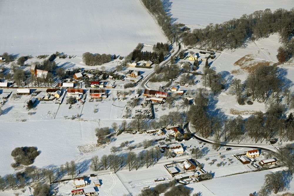 Krumbeck von oben - Winterluftbild Dorfkern am Feldrand in Krumbeck im Bundesland Mecklenburg-Vorpommern, Deutschland