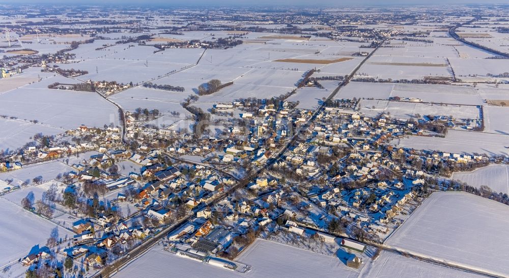 Ostönnen aus der Vogelperspektive: Winterluftbild Dorfkern am Feldrand in Ostönnen im Bundesland Nordrhein-Westfalen, Deutschland