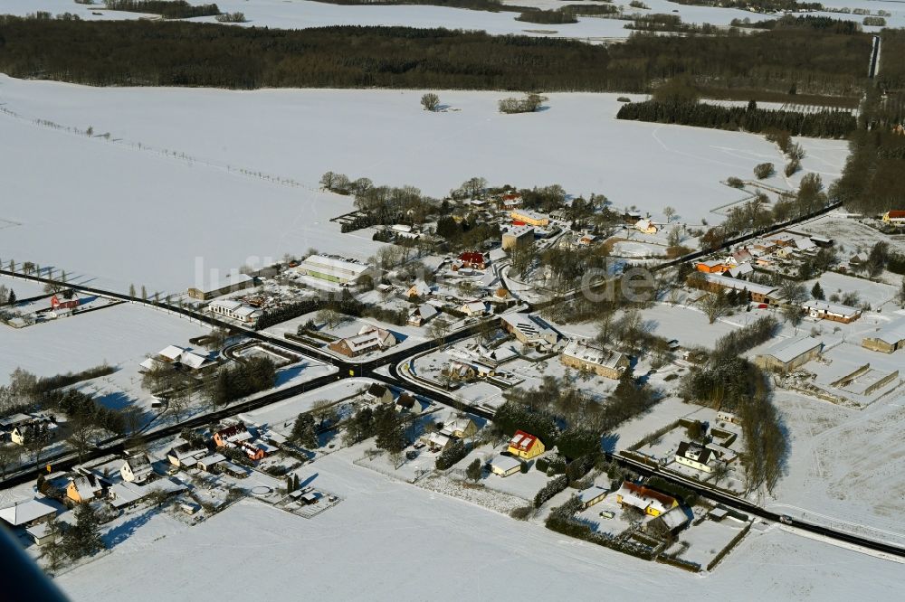 Poggendorf aus der Vogelperspektive: Winterluftbild Dorfkern am Feldrand in Poggendorf im Bundesland Mecklenburg-Vorpommern, Deutschland