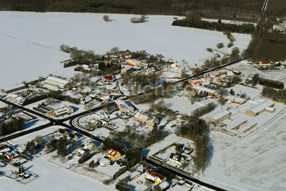 Luftbild Poggendorf - Winterluftbild Dorfkern am Feldrand in Poggendorf im Bundesland Mecklenburg-Vorpommern, Deutschland