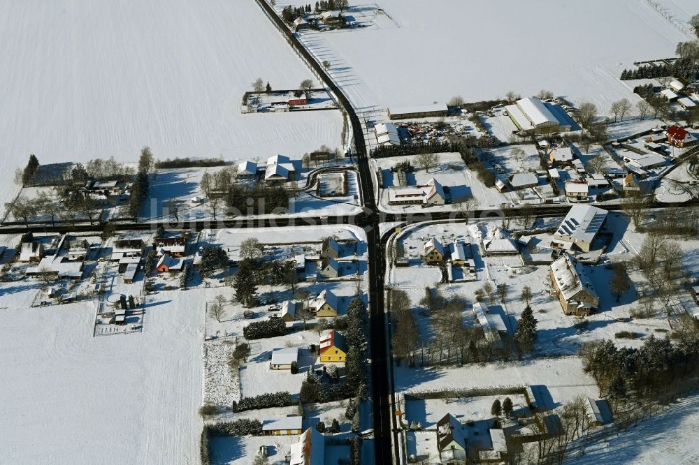 Luftaufnahme Poggendorf - Winterluftbild Dorfkern am Feldrand in Poggendorf im Bundesland Mecklenburg-Vorpommern, Deutschland