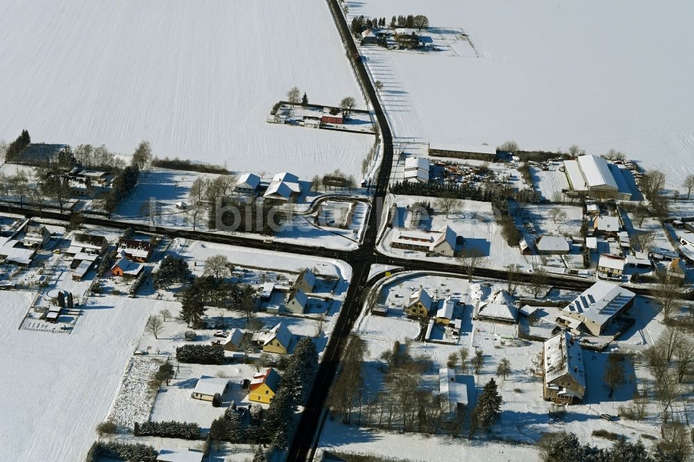 Poggendorf von oben - Winterluftbild Dorfkern am Feldrand in Poggendorf im Bundesland Mecklenburg-Vorpommern, Deutschland