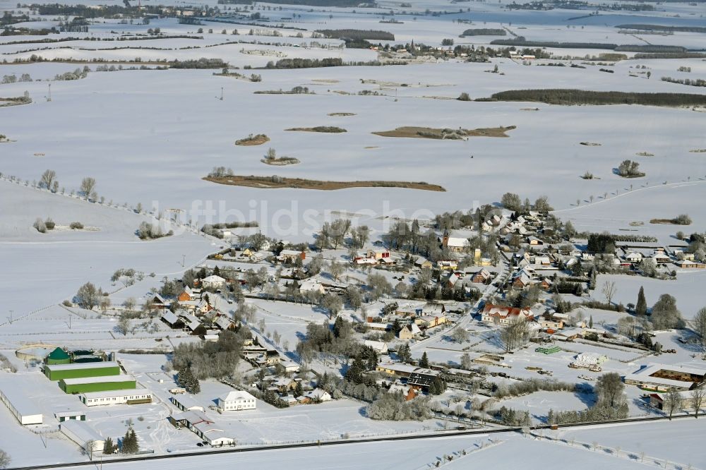 Rehberg von oben - Winterluftbild Dorfkern am Feldrand in Rehberg im Bundesland Mecklenburg-Vorpommern, Deutschland