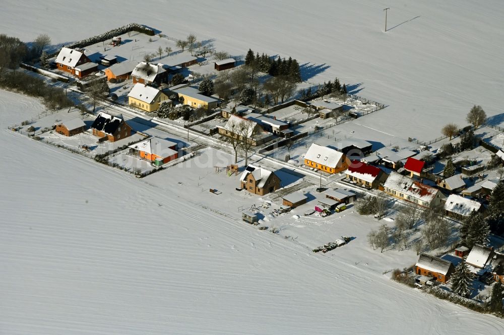 Luftbild Rosemarsow - Winterluftbild Dorfkern am Feldrand in Rosemarsow im Bundesland Mecklenburg-Vorpommern, Deutschland