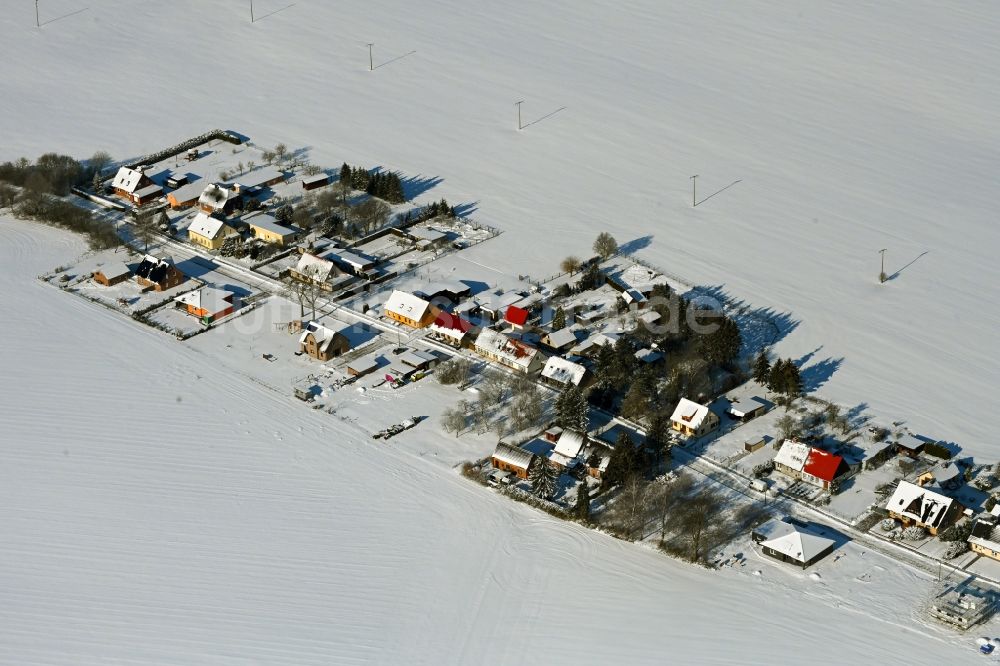 Luftaufnahme Rosemarsow - Winterluftbild Dorfkern am Feldrand in Rosemarsow im Bundesland Mecklenburg-Vorpommern, Deutschland