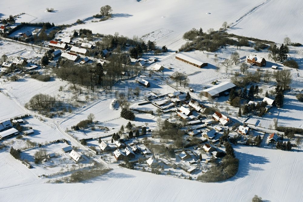 Luftaufnahme Schlicht - Winterluftbild Dorfkern am Feldrand in Schlicht im Bundesland Mecklenburg-Vorpommern, Deutschland