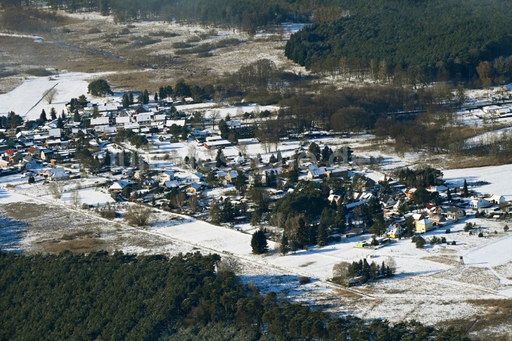 Sophienstädt aus der Vogelperspektive: Winterluftbild Dorfkern am Feldrand in Sophienstädt im Bundesland Brandenburg, Deutschland