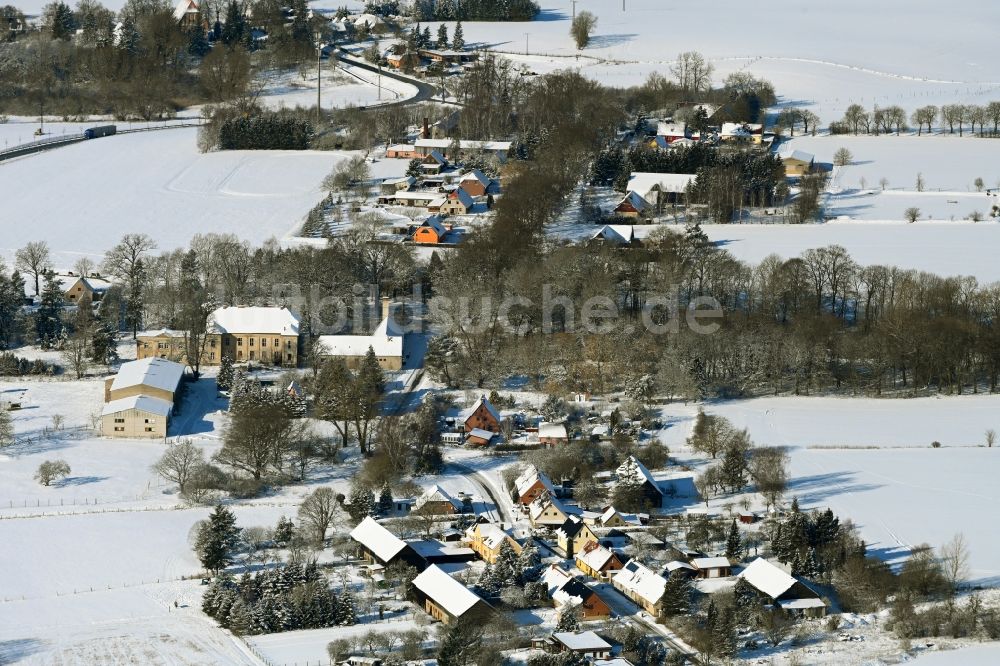 Tentzerow von oben - Winterluftbild Dorfkern am Feldrand in Tentzerow im Bundesland Mecklenburg-Vorpommern, Deutschland