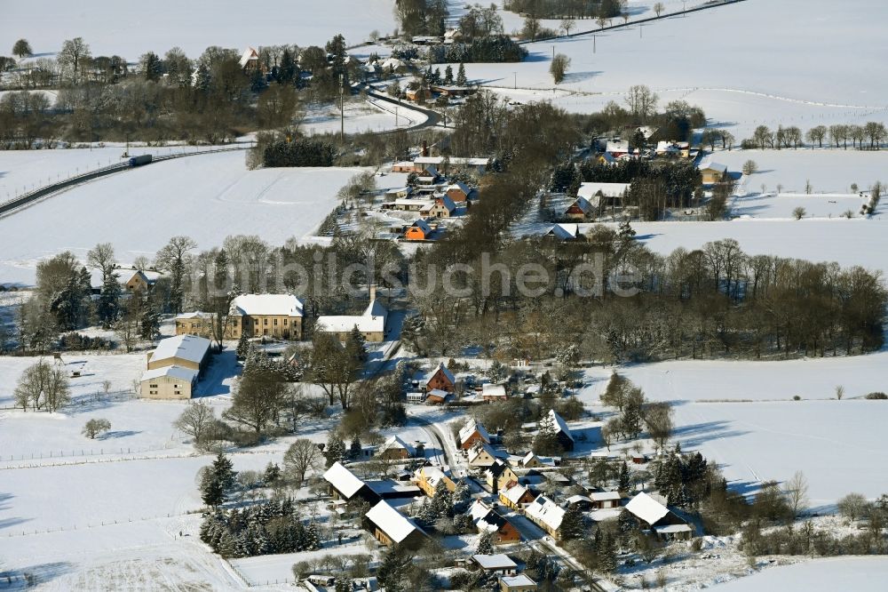 Tentzerow aus der Vogelperspektive: Winterluftbild Dorfkern am Feldrand in Tentzerow im Bundesland Mecklenburg-Vorpommern, Deutschland