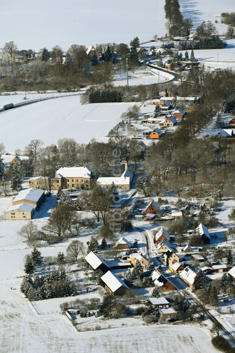 Luftbild Tentzerow - Winterluftbild Dorfkern am Feldrand in Tentzerow im Bundesland Mecklenburg-Vorpommern, Deutschland