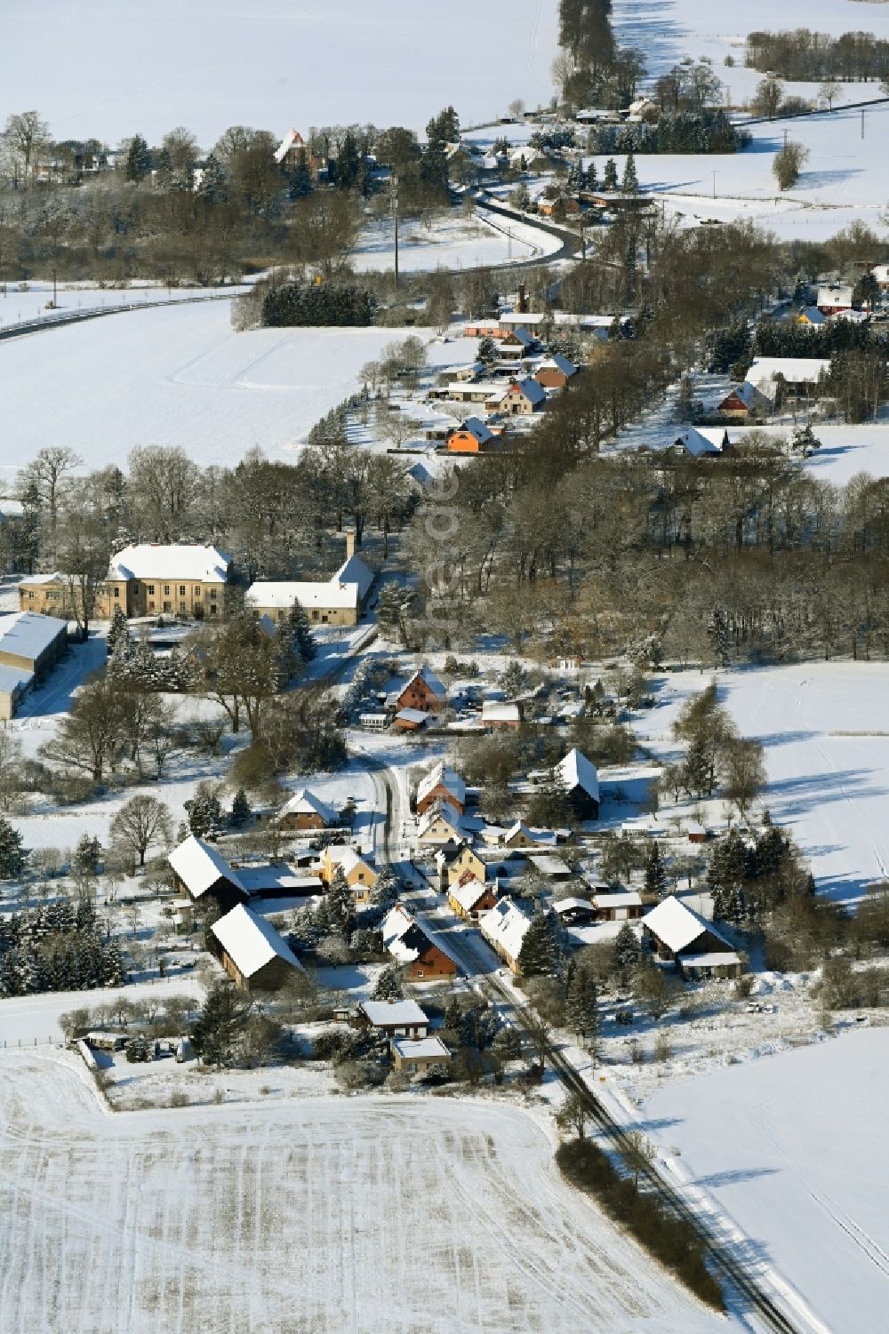 Luftaufnahme Tentzerow - Winterluftbild Dorfkern am Feldrand in Tentzerow im Bundesland Mecklenburg-Vorpommern, Deutschland