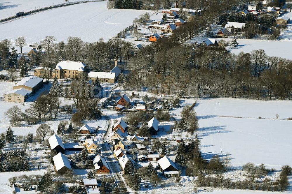 Tentzerow von oben - Winterluftbild Dorfkern am Feldrand in Tentzerow im Bundesland Mecklenburg-Vorpommern, Deutschland