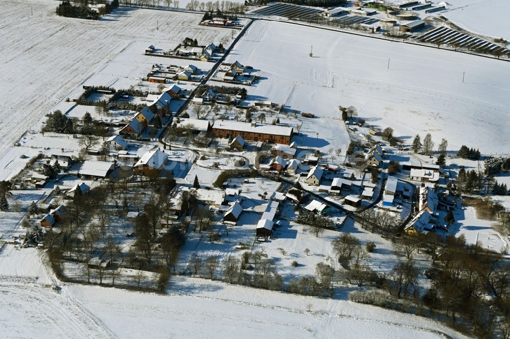 Luftaufnahme Thalberg - Winterluftbild Dorfkern am Feldrand in Thalberg im Bundesland Mecklenburg-Vorpommern, Deutschland