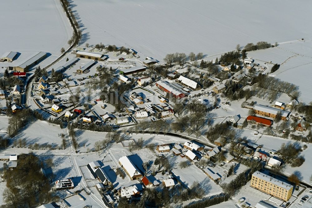 Vorbein aus der Vogelperspektive: Winterluftbild Dorfkern am Feldrand in Vorbein im Bundesland Mecklenburg-Vorpommern, Deutschland