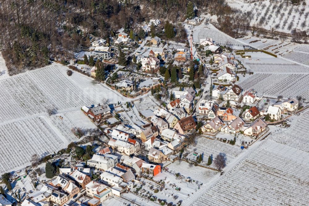 Luftbild Weyher in der Pfalz - Winterluftbild Dorfsiedlung am Weinbaugebiet in Weyher in der Pfalz im Bundesland Rheinland-Pfalz, Deutschland