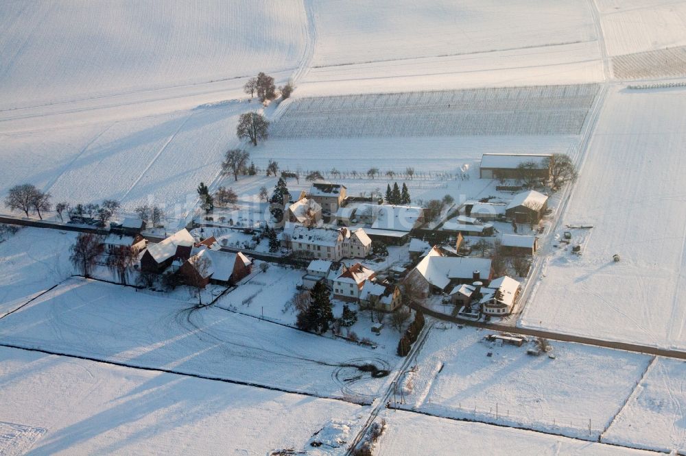 Luftbild Kapellen-Drusweiler - Winterluftbild Drehbares Solarkraftwerk auf einem Stall im Ortsteil Deutschhof in Kapellen-Drusweiler im Bundesland Rheinland-Pfalz