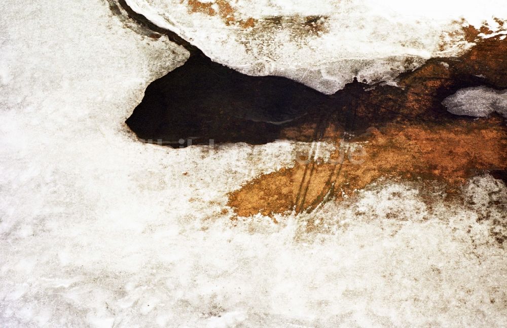 Luftbild Neulewin - Winterluftbild durch Eis und Schnee und Wasser geprägte Strukturen auf landwirtschaftlichen Feldern in Neutrebbin im Bundesland Brandenburg, Deutschland