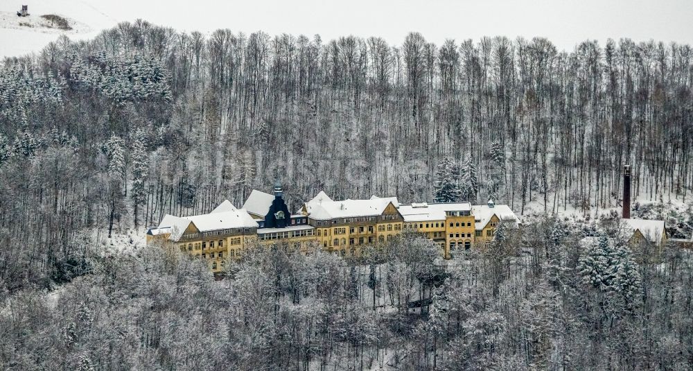 Meschede von oben - Winterluftbild Ehemaliges Krankenhaus Knappschaftskrankenhaus in Meschede im Bundesland Nordrhein-Westfalen, Deutschland