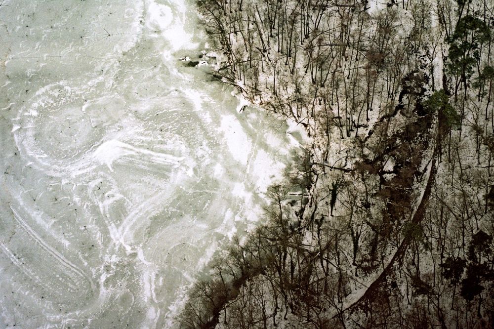 Buckow (Märkische Schweiz) aus der Vogelperspektive: Winterluftbild Eisoberfläche des Buckowsee in Buckow (Märkische Schweiz) im Bundesland Brandenburg, Deutschland