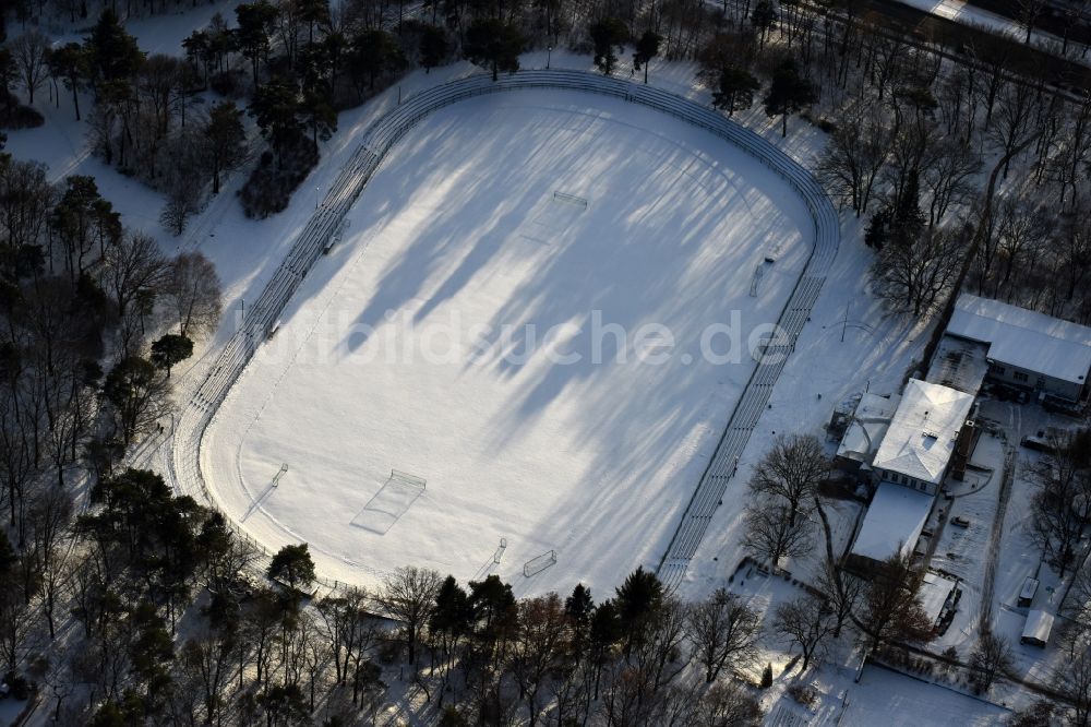 Berlin aus der Vogelperspektive: Winterluftbild Ensemble der Sportplatzanlagen Sjc Arena An der Wuhlheide im Ortsteil Oberschöneweide in Berlin