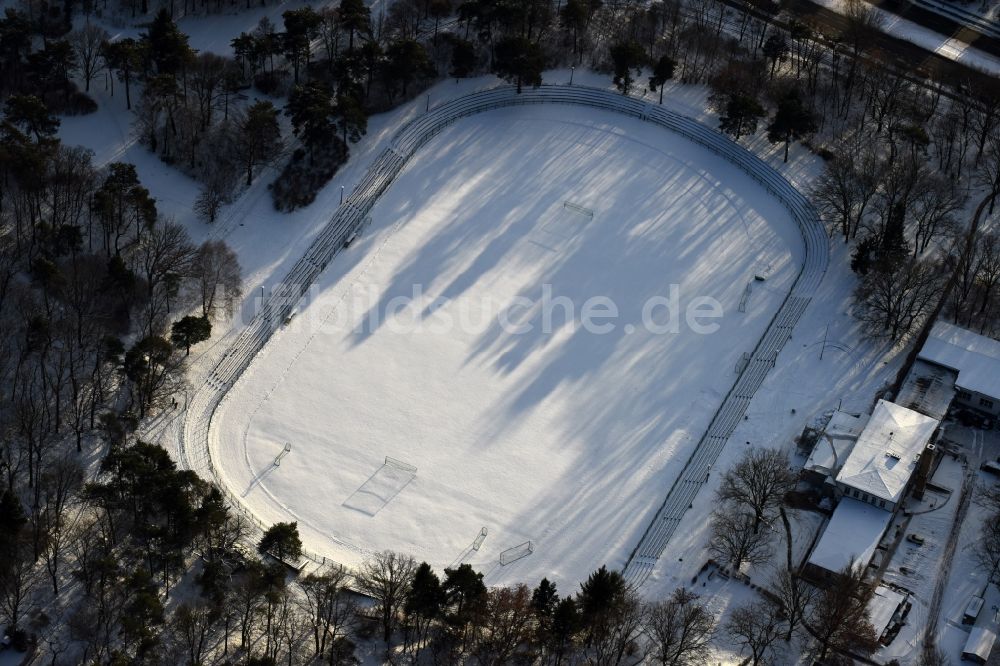 Luftbild Berlin - Winterluftbild Ensemble der Sportplatzanlagen Sjc Arena An der Wuhlheide im Ortsteil Oberschöneweide in Berlin