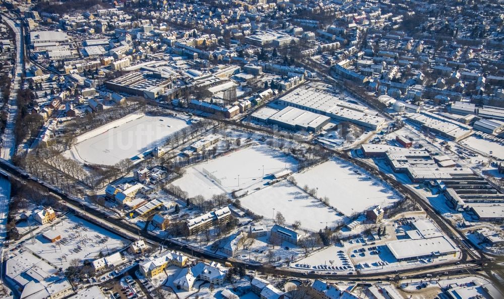 Witten von oben - Winterluftbild Ensemble der Sportplatzanlagen des VfB Annen 19 e.V. in Witten im Bundesland Nordrhein-Westfalen, Deutschland