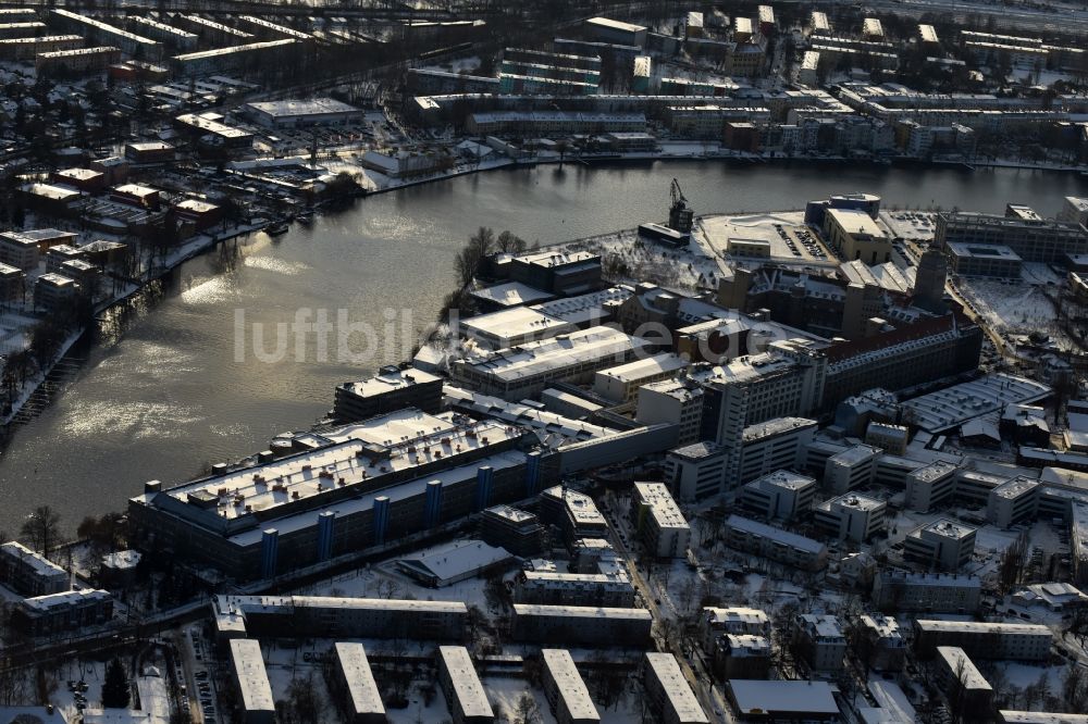 Luftbild Berlin - Winterluftbild Entwicklungsgebiet des ehemaligen Industrie- und Gewerbegebiet Ostendstraße im Ortsteil Oberschöneweide in Berlin