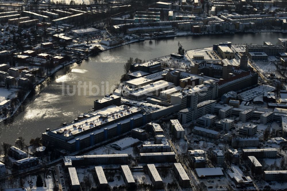 Luftaufnahme Berlin - Winterluftbild Entwicklungsgebiet des ehemaligen Industrie- und Gewerbegebiet Ostendstraße im Ortsteil Oberschöneweide in Berlin