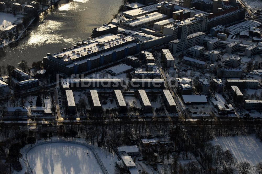 Berlin von oben - Winterluftbild Entwicklungsgebiet des ehemaligen Industrie- und Gewerbegebiet Ostendstraße im Ortsteil Oberschöneweide in Berlin